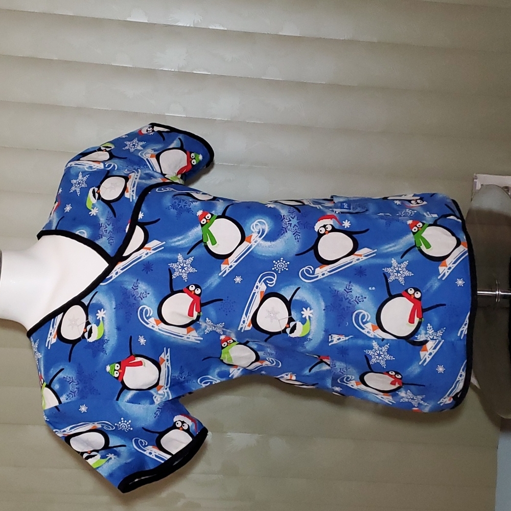 Peaches Women's Blue Scrub Top-Christmas-Penguins Sledding-Snowflakes -EUC-Sz XS